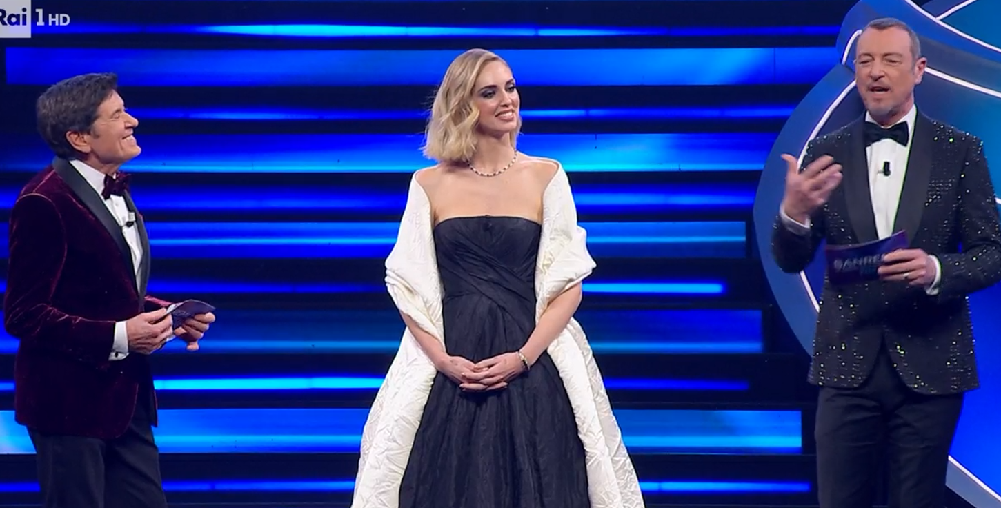 Sanremo 2023, Chiara Ferragni veste i colori dell’Ucraina. Fiorello la prende in giro per il bacio Rosa Chemical – Fedez, poi regala una stola ad Anna firmata da Gianni Morandi