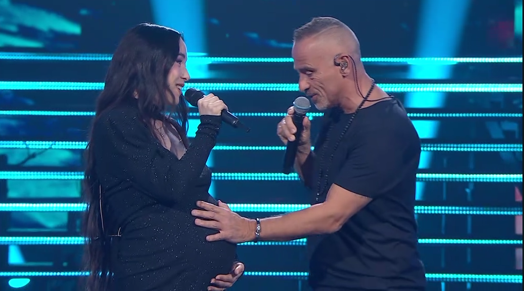Eros Ramazzotti canta con la figlia Aurora nella prima puntata di “Michelle Impossible & Friends” (video)