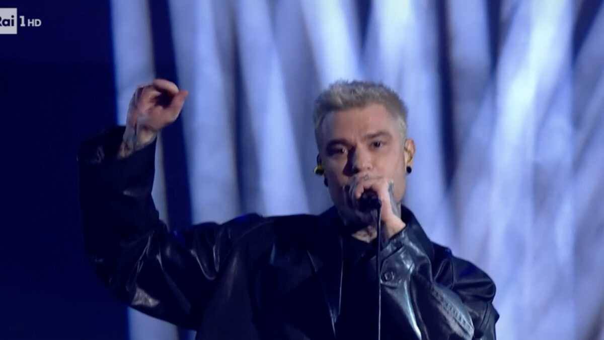 Sanremo 2023, Fedez scatenato sulla Costa Smeralda: strappa la foto del viceministro Bignami vestito da nazista, poi la dedica a Gianluca Vialli