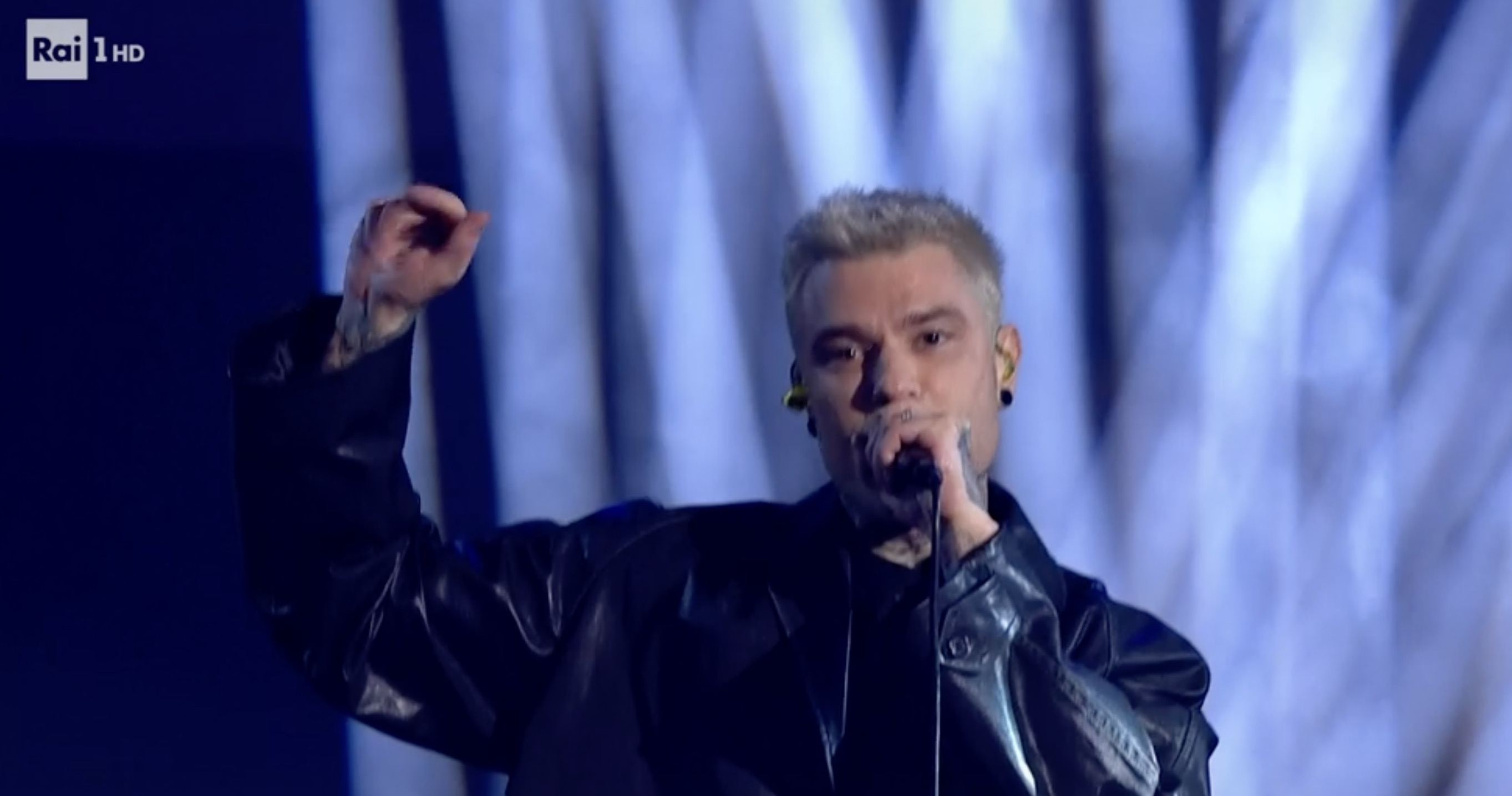 Sanremo 2023, Fedez scatenato sulla Costa Smeralda: strappa la foto del viceministro Bignami vestito da nazista, poi la dedica a Gianluca Vialli
