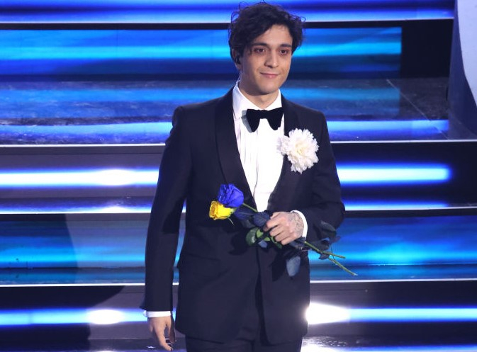 Sanremo 2023, Tananai ringrazia i protagonisti del video di Tango e l’Ambasciata Ucraina ricambia