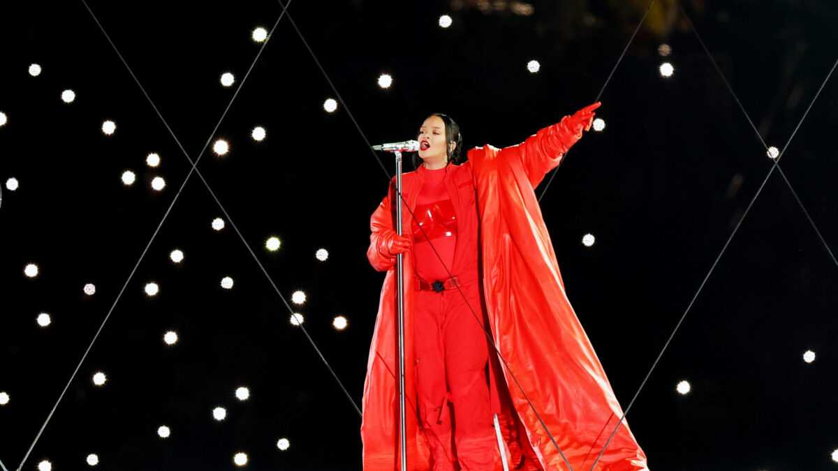 Super Bowl 2023, Rihanna si è esibita con un medley dei suoi successi: scaletta e video