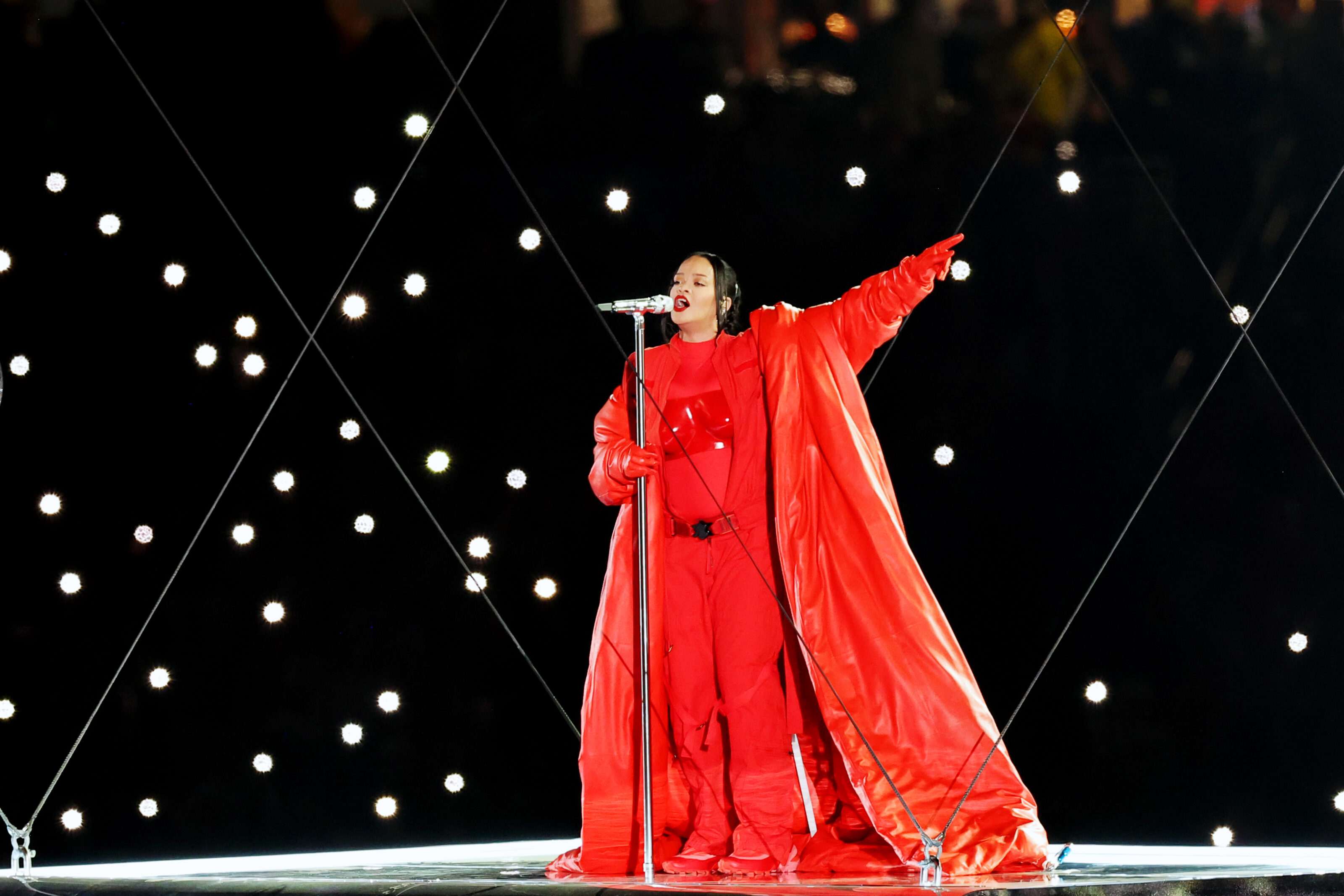 Super Bowl 2023, Rihanna si è esibita con un medley dei suoi successi: scaletta e video