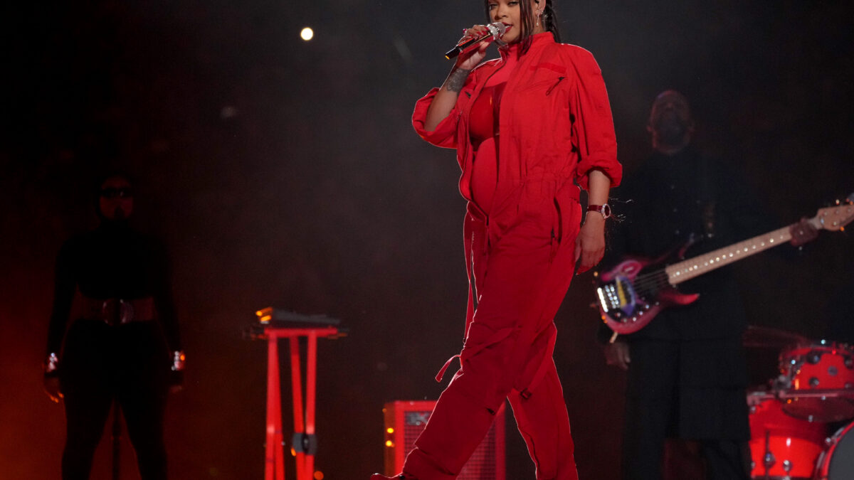 Rihanna è incinta: la conferma dopo l’esibizione al Super Bowl 2023