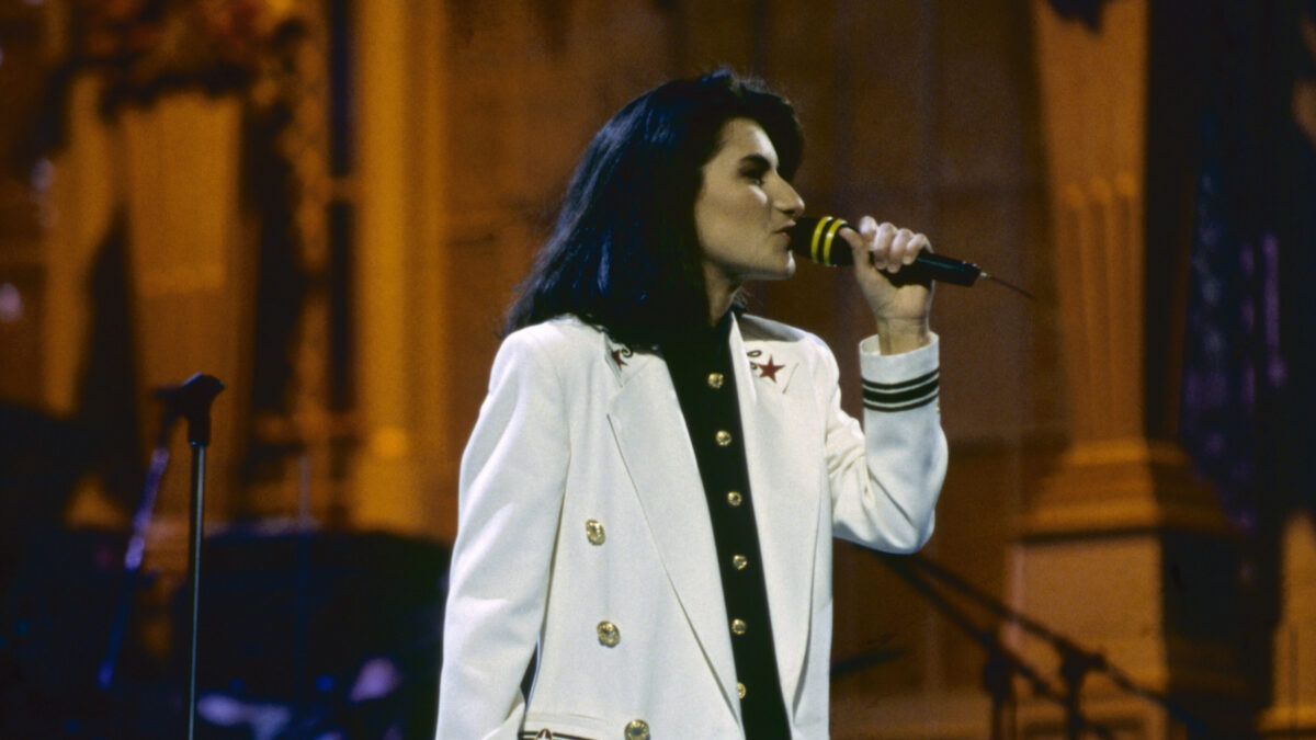 La solitudine, Laura Pausini: ascolta la canzone, leggi testo e significato