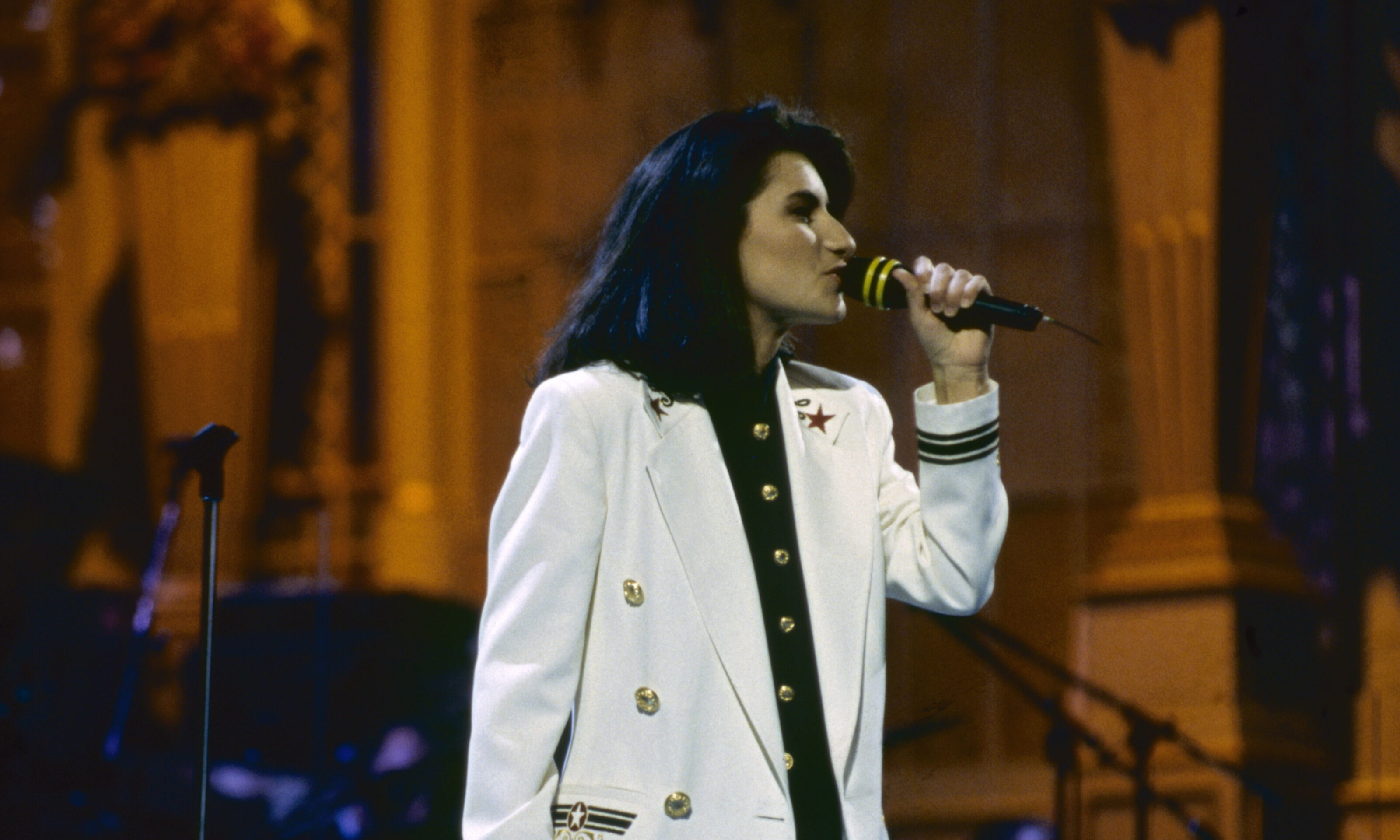 La solitudine, Laura Pausini: ascolta la canzone, leggi testo e significato