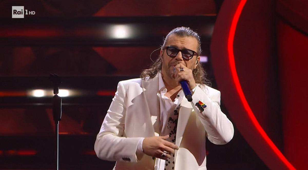 Sanremo 2023, Gianluca Grignani interrompe la sua esibizione: “Errore mio… A 50 anni, ho imparato come si fa!”