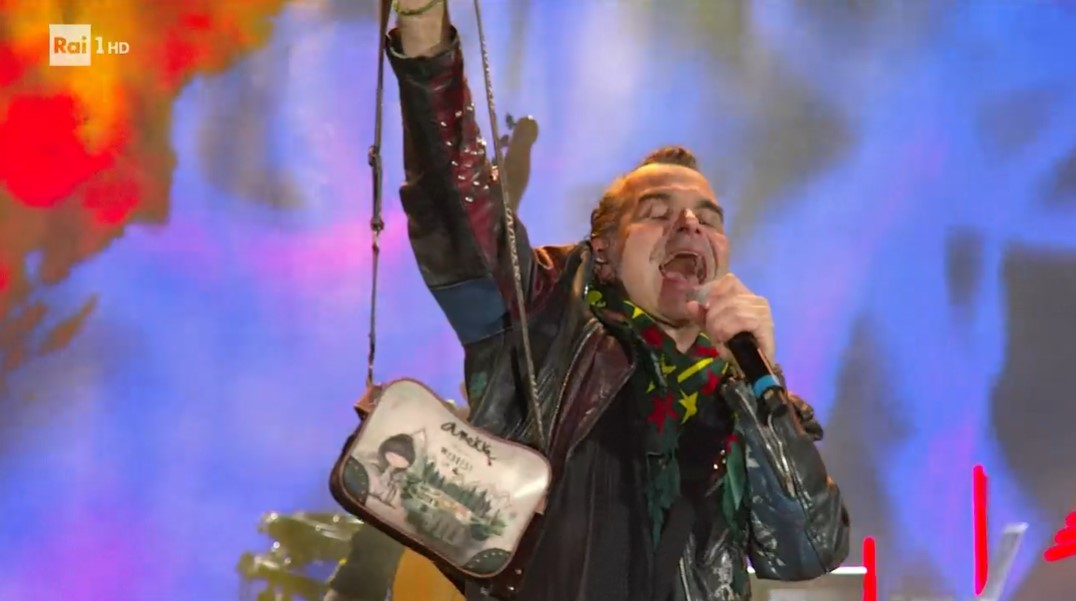 Piero Pelù e lo scippo delle borse a Sanremo ormai è un format