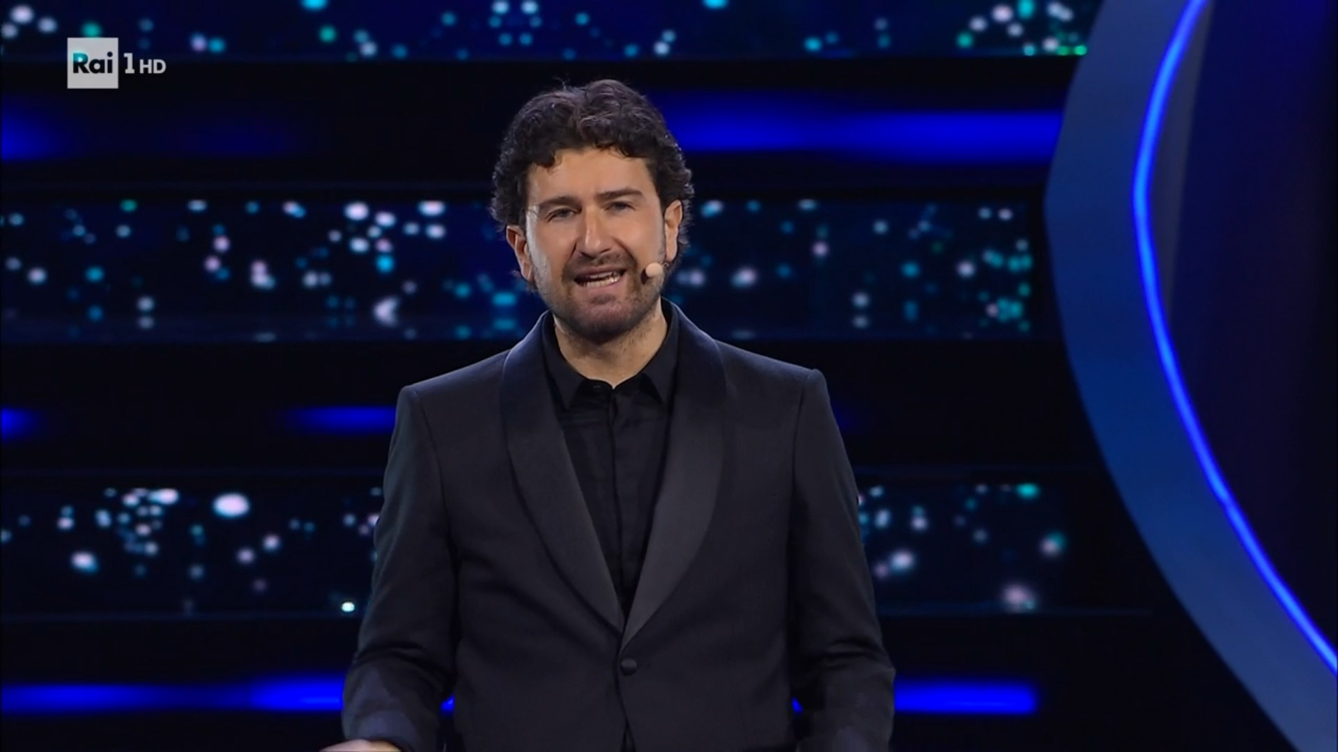 Alessandro Siani a Sanremo 2023 e il monologo-riflessione tra social e realtà