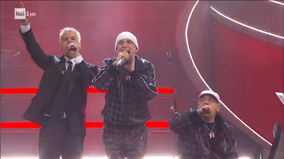 Fedez e Articolo 31 a Sanremo 2023: “Giorgia, legalizzala!”