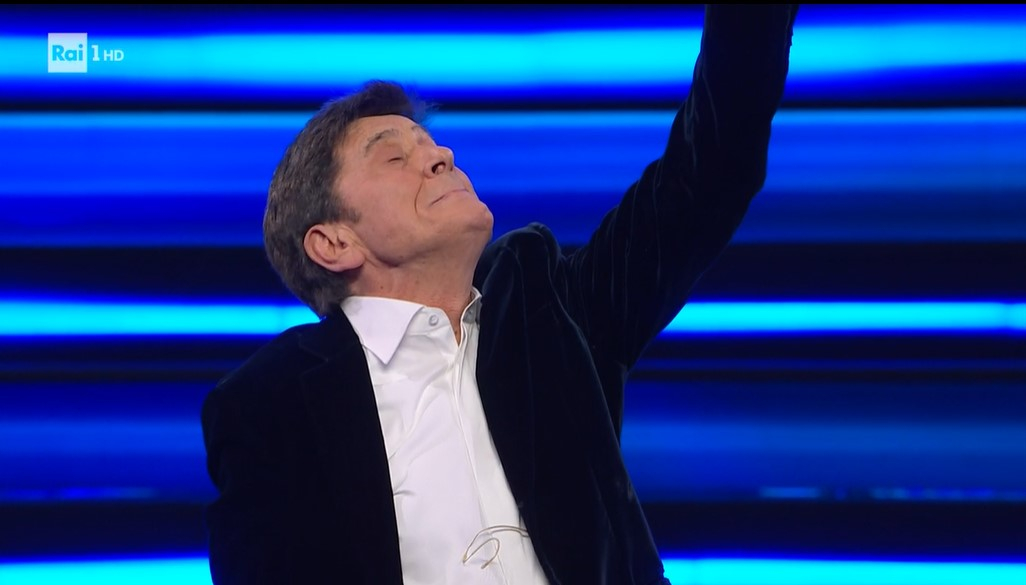 Sanremo 2023, Gianni Morandi canta Dalla: Amadeus e Ariston commossi