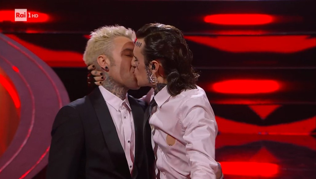 Rosa Chemical bacia Fedez a Sanremo 2023 mentre canta Made in Italy (video)