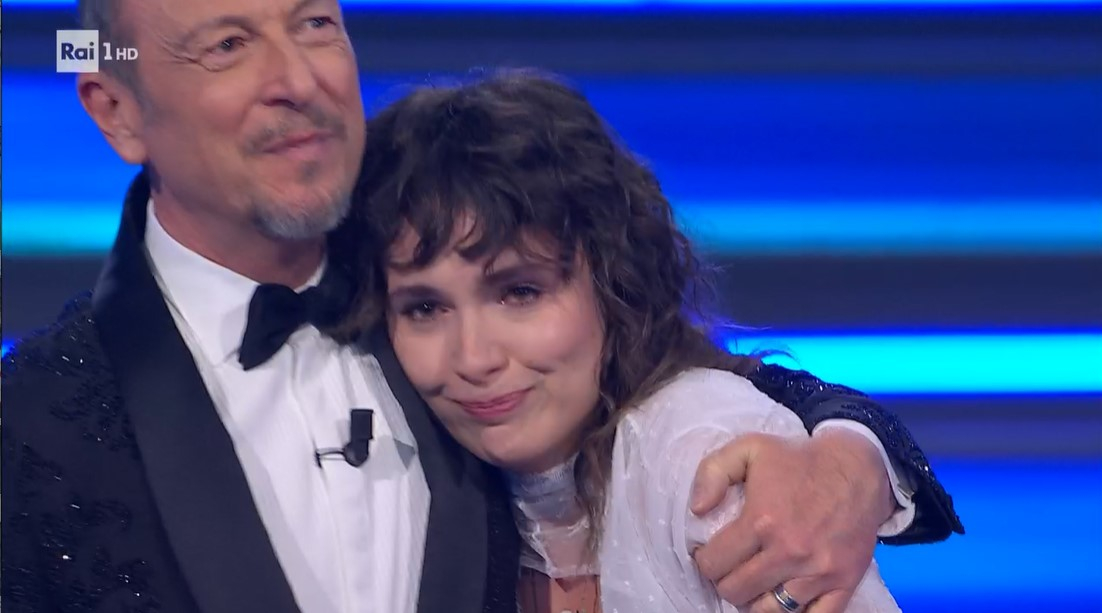 Madame ringrazia Amadeus per Sanremo 2023 e si commuove (Video)