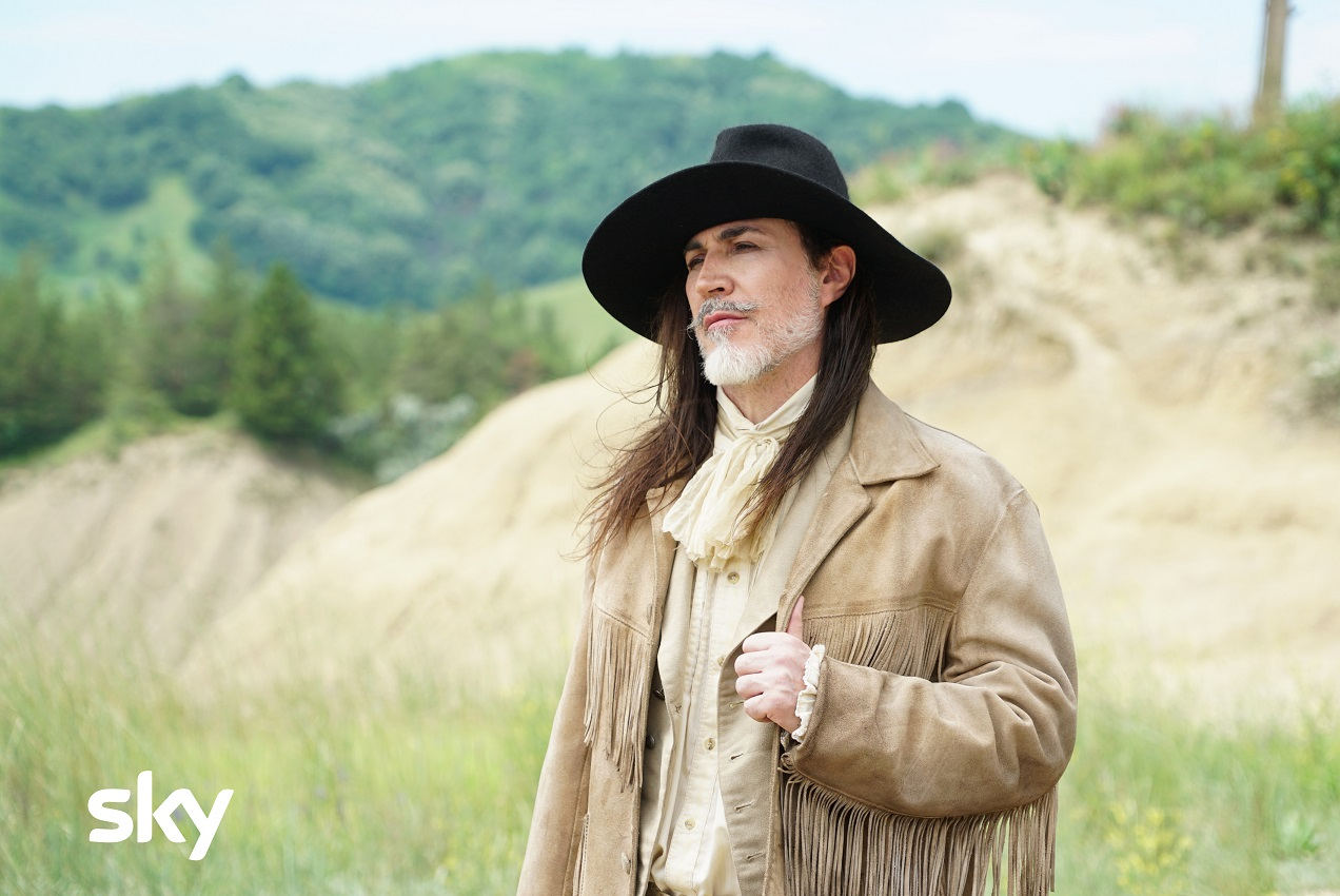 Django, una scena di Manuel Agnelli nella serie Sky