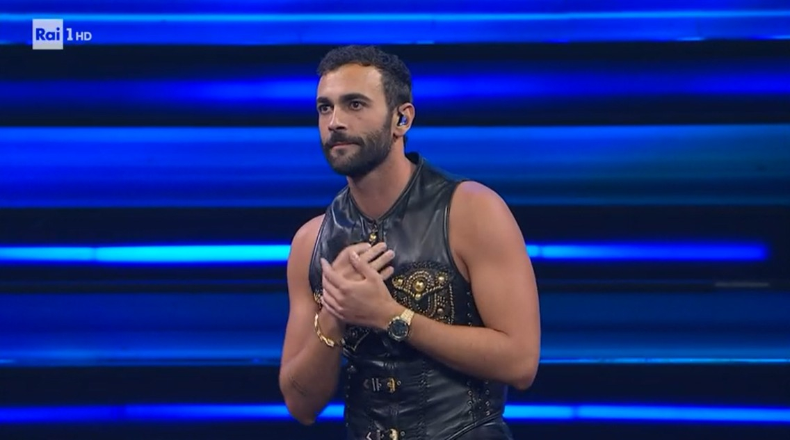Sanremo 2023, Marco Mengoni: standing ovation dopo l’esibizione nella terza serata