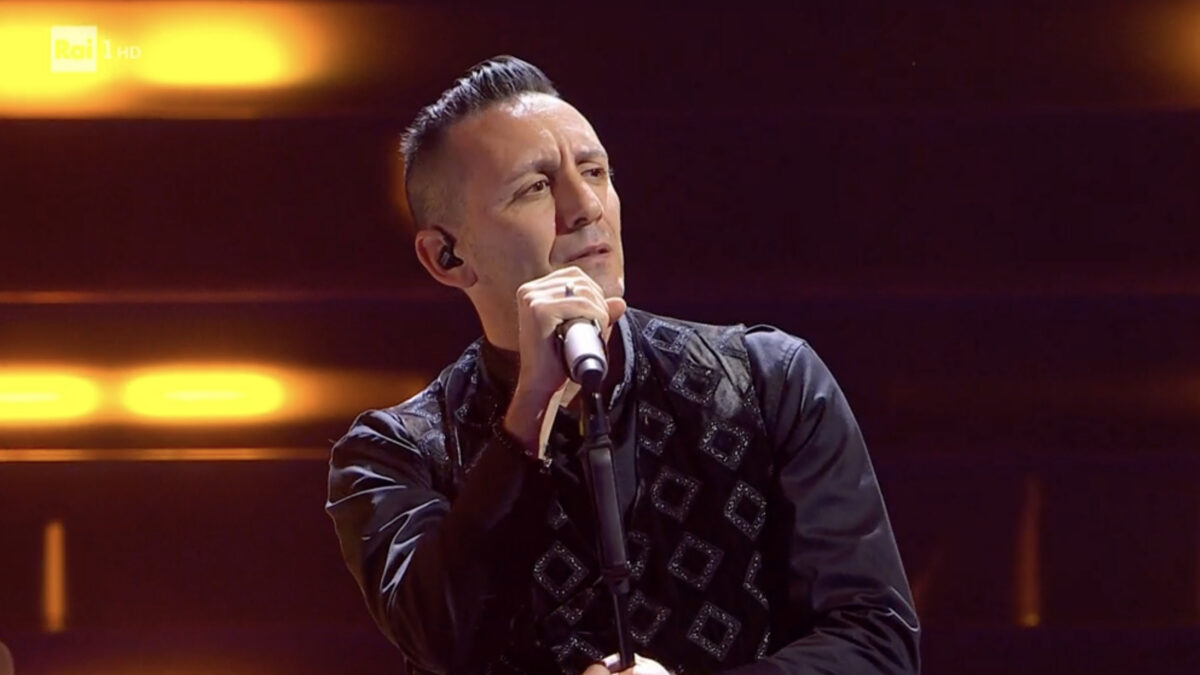 Sanremo 2023, perché Kekko dei Modà ha detto “Pau” prima dell’esibizione?