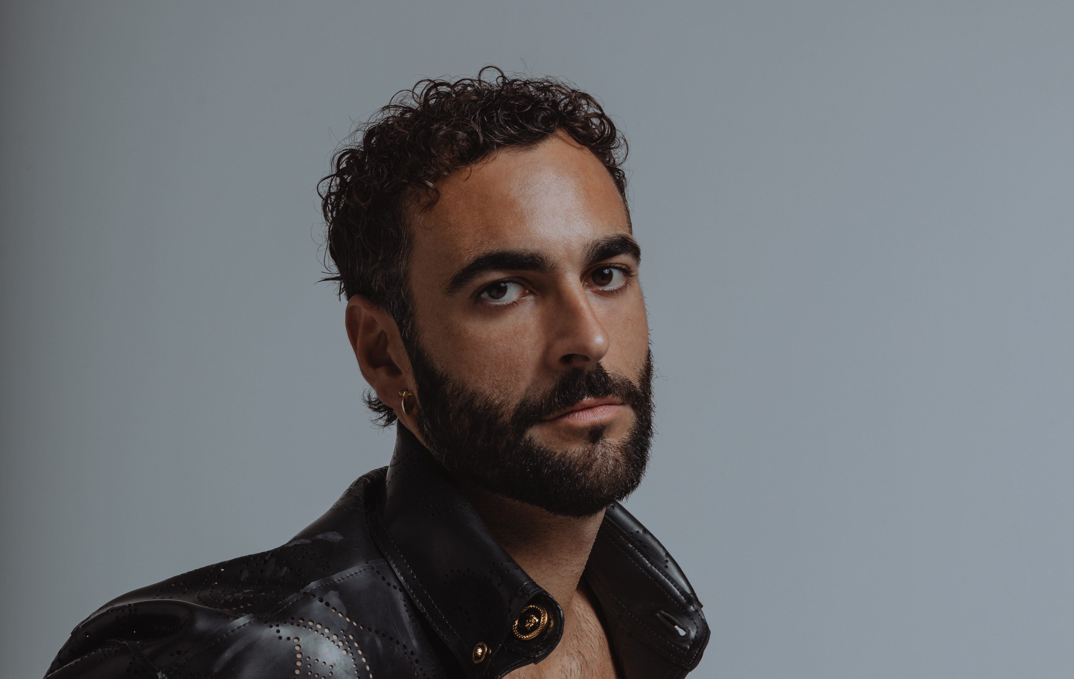 Marco Mengoni si racconta: il ritorno a Sanremo, il nuovo album e quando mise in dubbio il futuro nella musica nel 2012