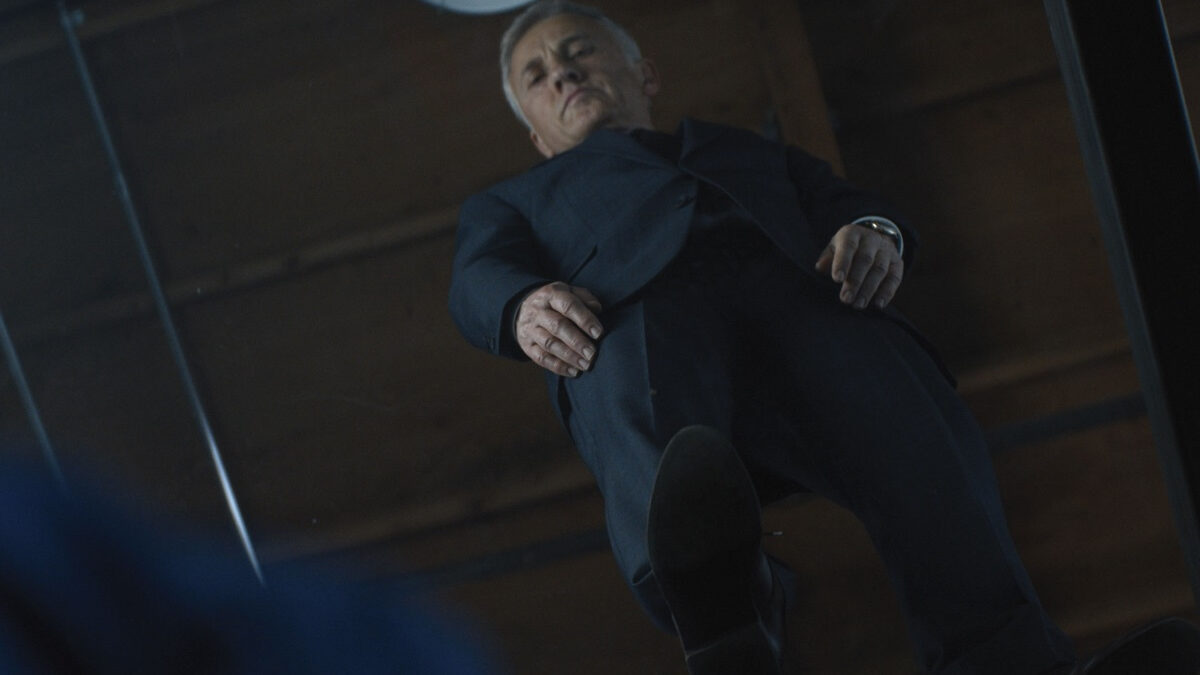 The Consultant su Prime Video, Cristoph Waltz è un “Cannavacciuolo” da incubo nella serie. La recensione