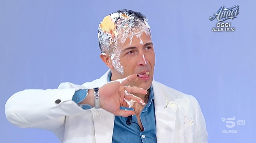 Uomini e Donne, torta in faccia a Riccardo, Tina: “Te la sei meritata, a nome di tutta Italia” (video)