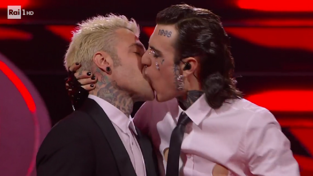 Fedez e Rosa Chemical a Sanremo 2023, arriva l’esposto per atti osceni in luogo pubblico