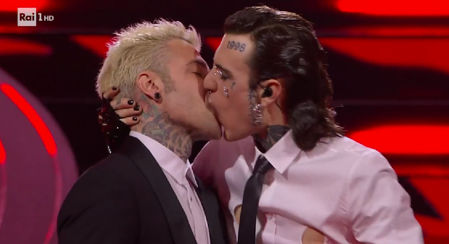 Fedez e Rosa Chemical a Sanremo 2023, arriva l’esposto per atti osceni in luogo pubblico