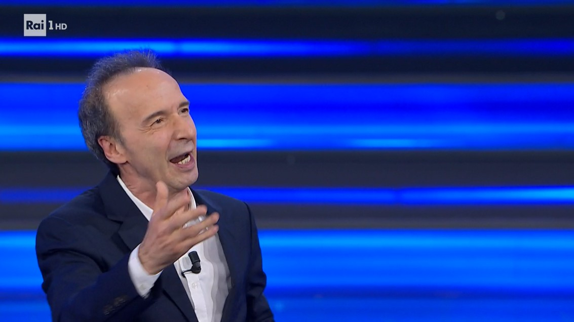 Roberto Benigni a Sanremo 2023 tra battute ad Amadeus, Mattarella e l’abbraccio alla Costituzione