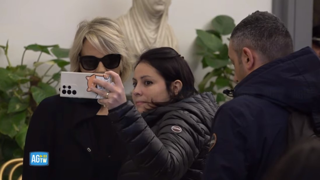 L’addio necessariamente pubblico e condiviso a Costanzo, la gara a parlare di lui per raccontare se stessi. E quanto è facile indignarsi per quei selfie con Maria