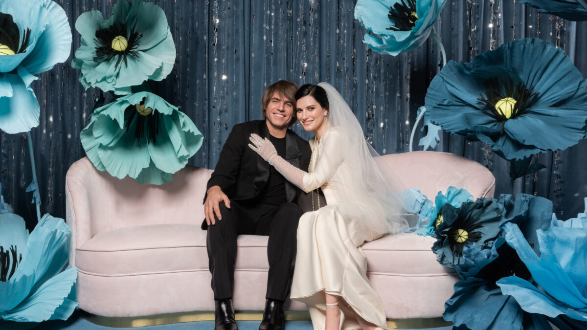Davanti a noi, la canzone del matrimonio di Laura Pausini e Paolo Carta (testo e video)