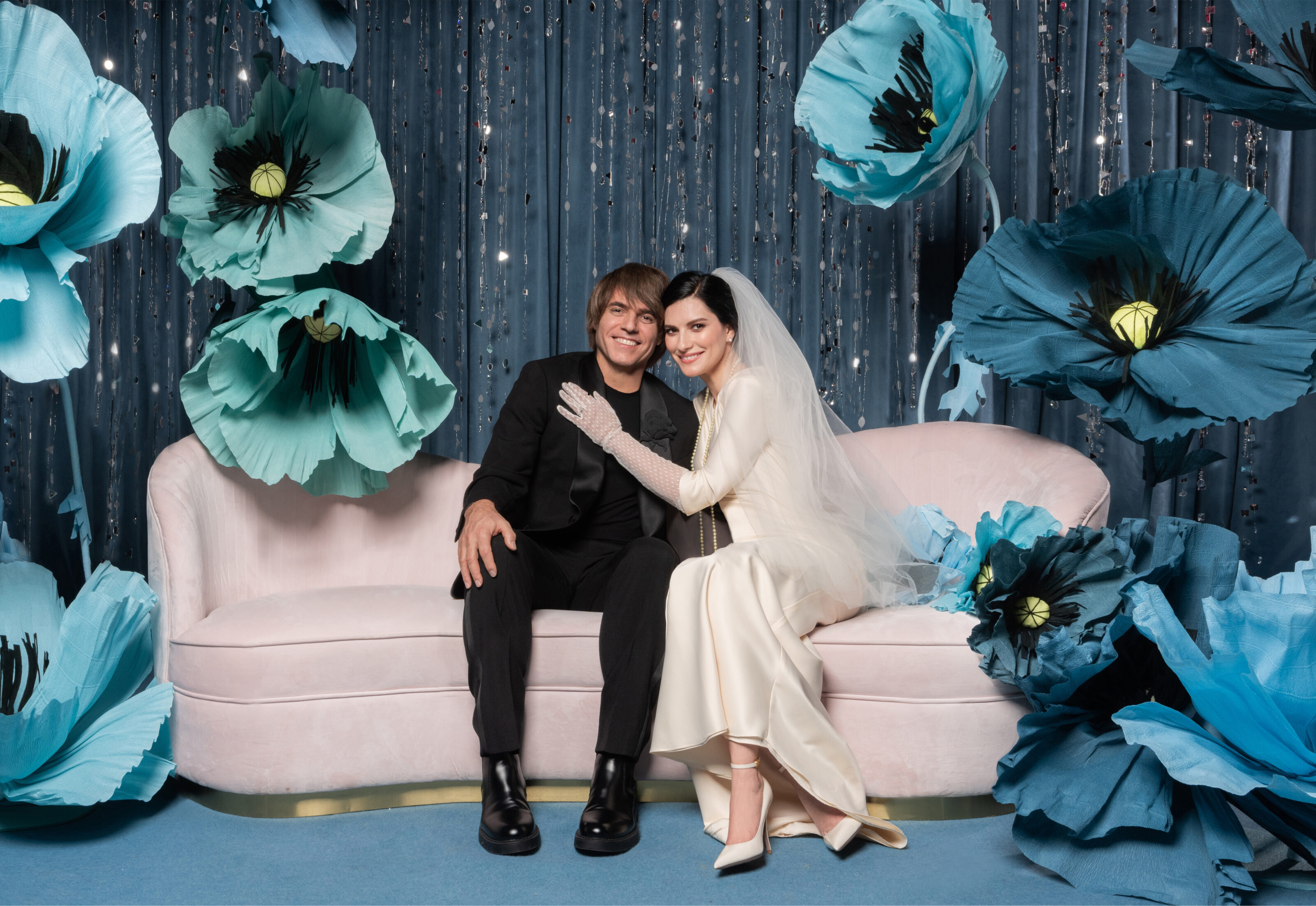 Davanti a noi, la canzone del matrimonio di Laura Pausini e Paolo Carta (testo e video)