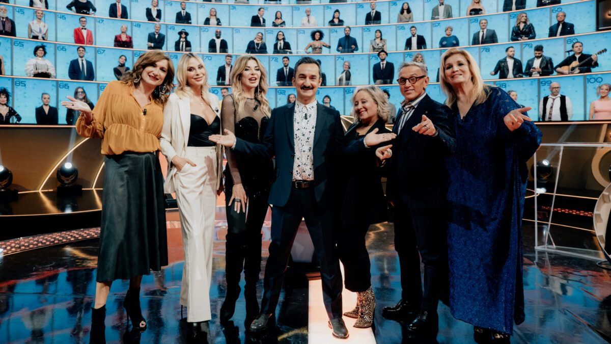 100% Italia Special, debutta questa sera su Tv8 la versione di prima serata del game show di Nicola Savino