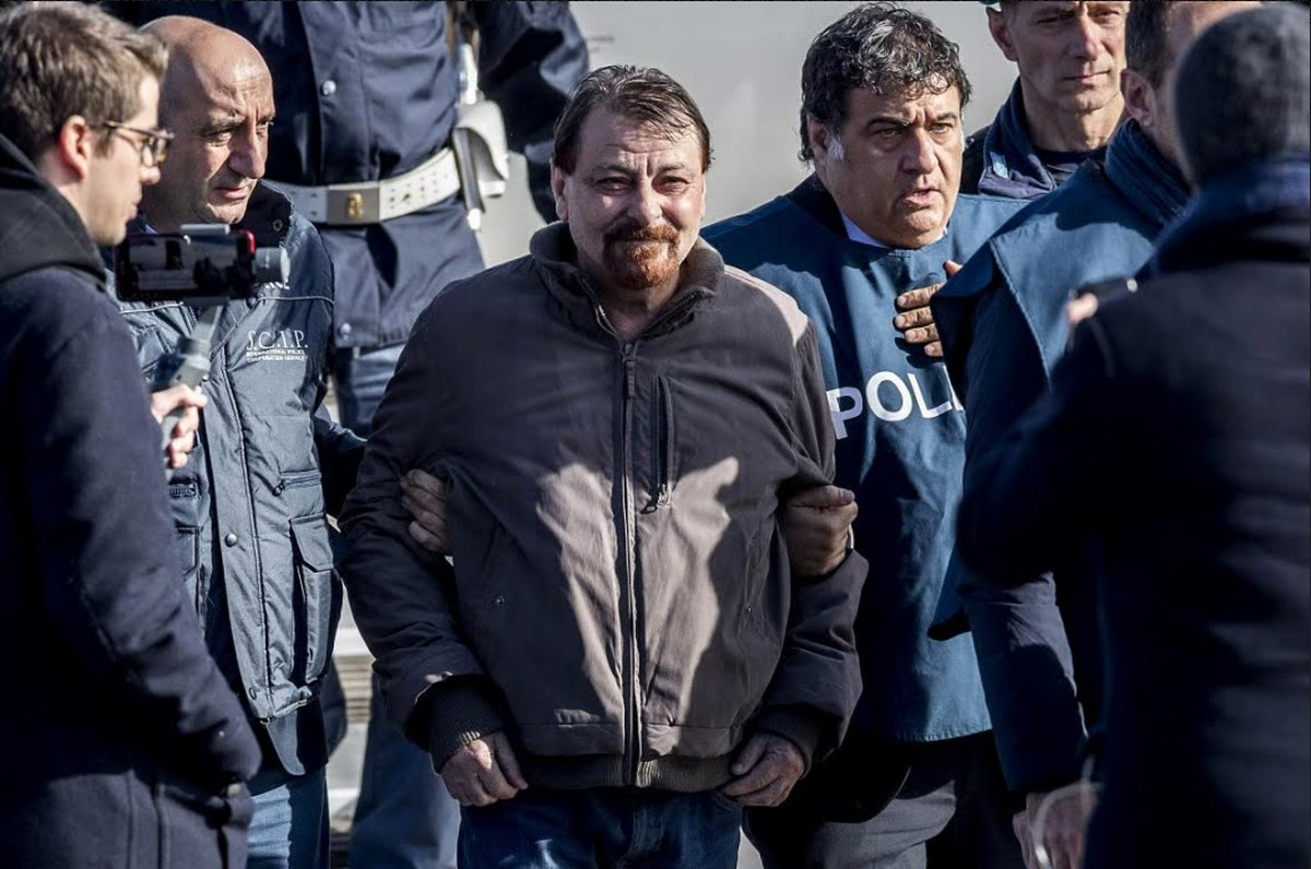 Caccia all’uomo – Cesare Battisti, una vita in fuga: la docufiction stasera su Rai3