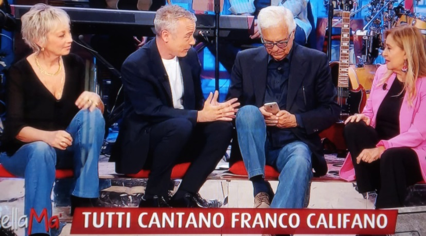 Bella Ma’, squilla un cellulare in diretta. Diaco: “Non ti preoccupare, può capitare” (Video)