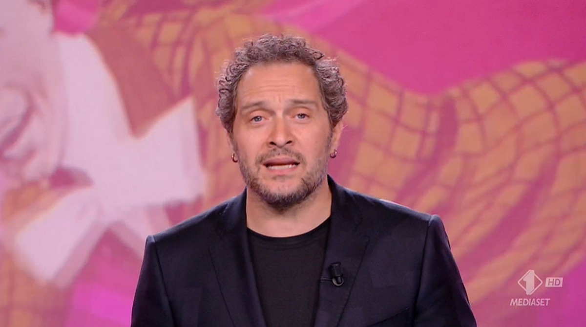 Le Iene Show: Claudio Santamaria conduttore a sorpresa al posto di Belén Rodriguez