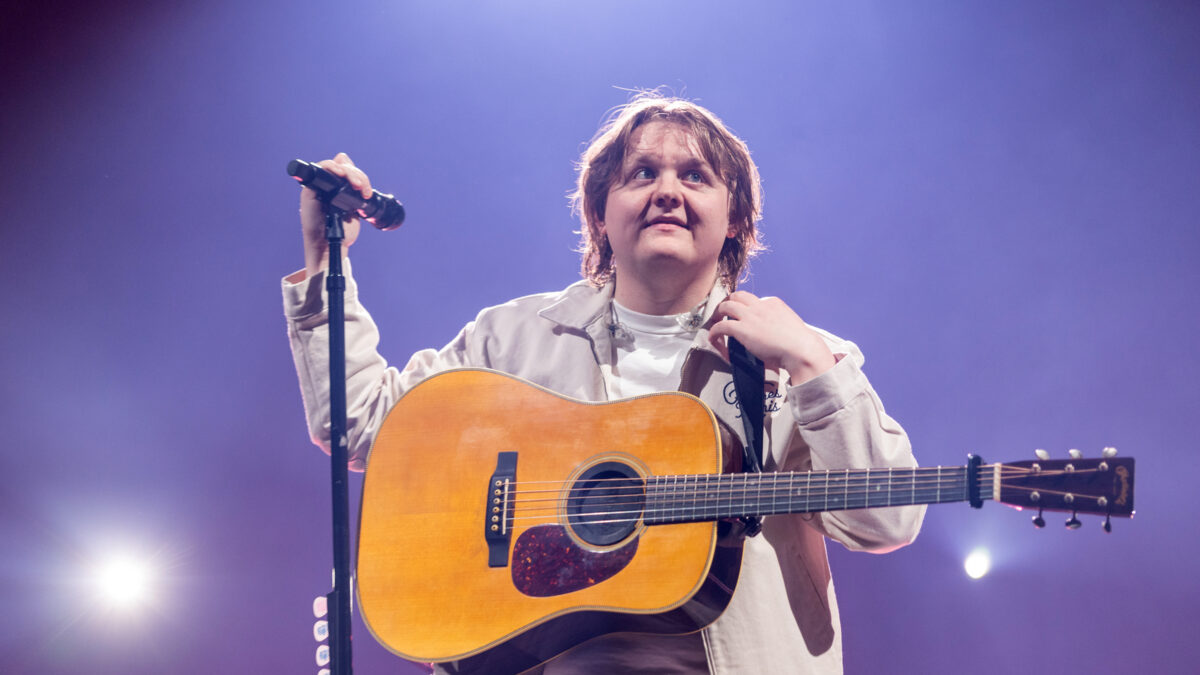 Lewis Capaldi a Milano, concerto dell’8 marzo rimandato per motivi di salute: ecco quando verrà recuperato