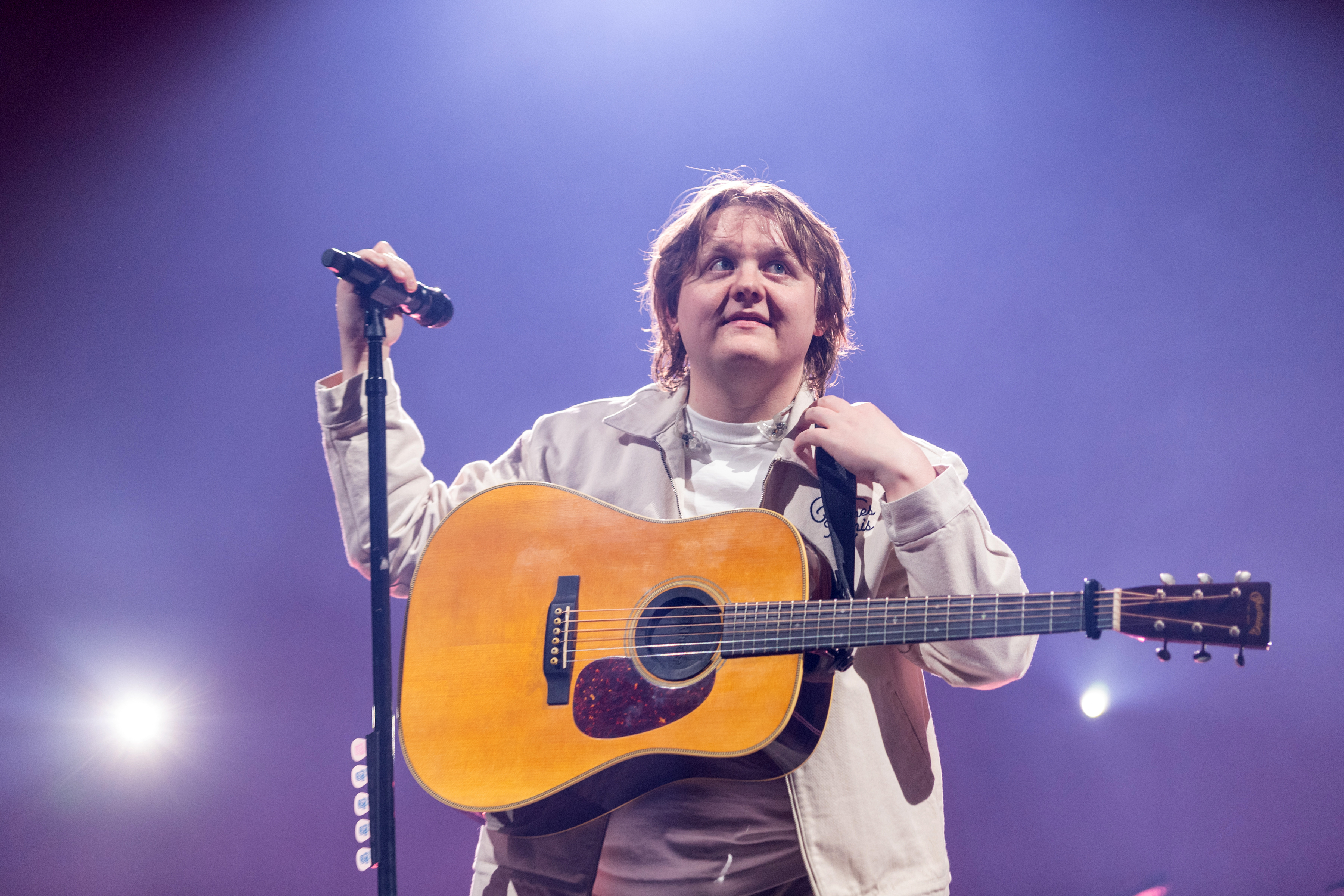 Lewis Capaldi a Milano, concerto dell’8 marzo rimandato per motivi di salute: ecco quando verrà recuperato