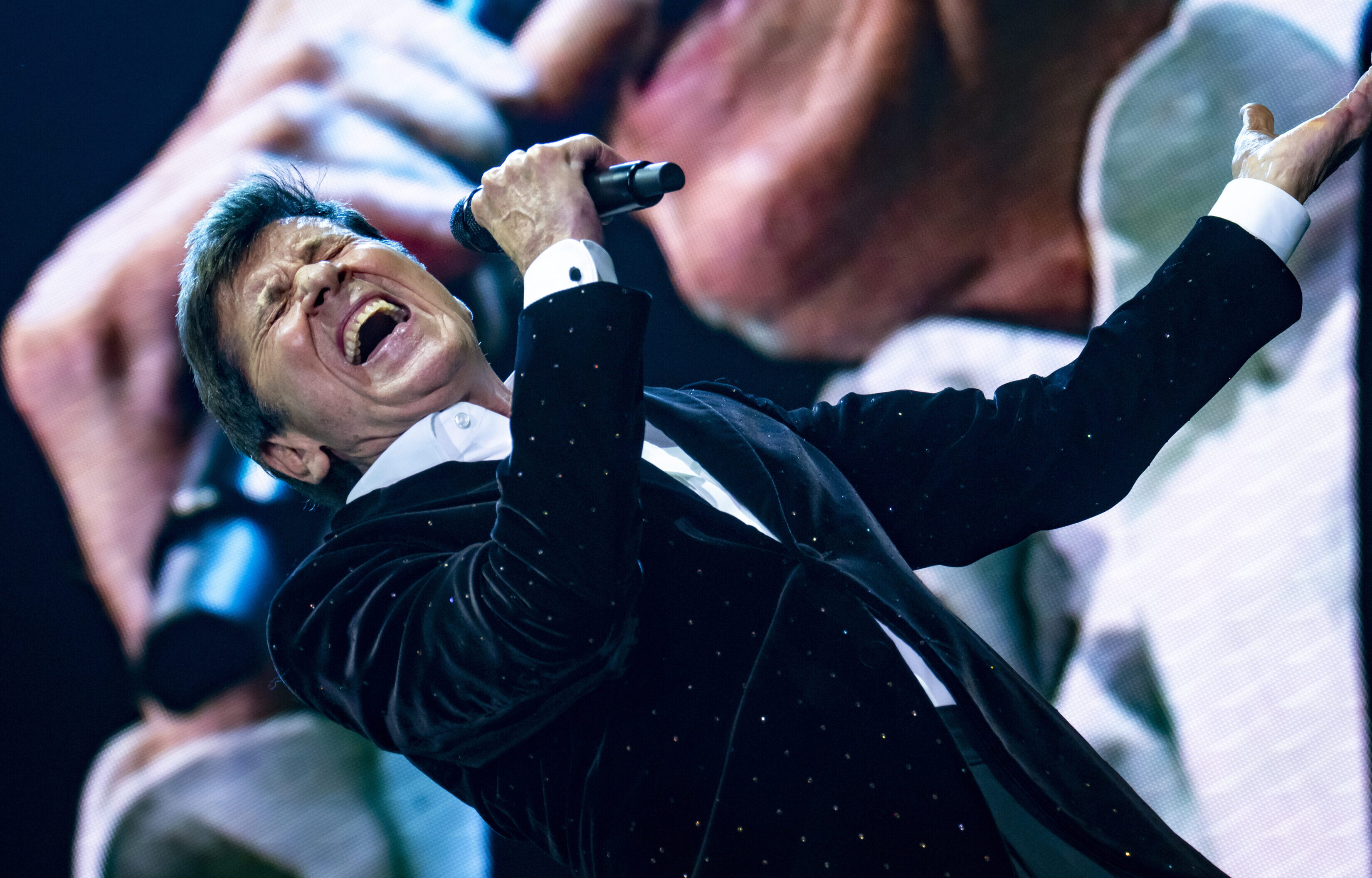Concerto 28 marzo 2023, Gianni Morandi oggi a Bari: la scaletta e info biglietti