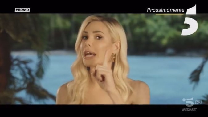 L’Isola Dei Famosi 2023, il promo ufficiale: “Cari naufraghi, arrangiatevi. Io vi seguirò da qui” (video)