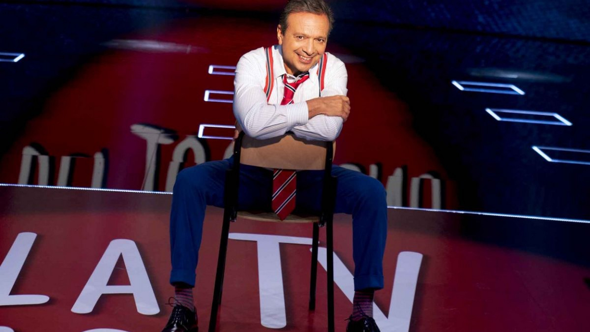 La TV dei 100 e uno, la seconda puntata del 22 marzo 2023: ospiti ed esibizioni