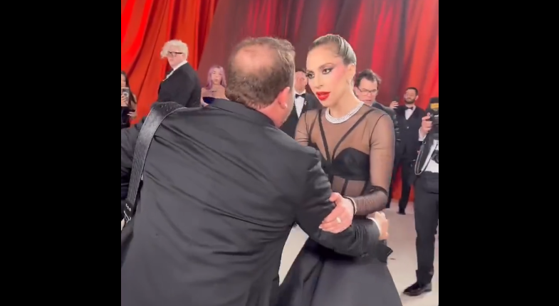 Lady Gaga agli Oscar 2023: l’esibizione di ‘Hold my hand’ e la polemica sul fotografo soccorso (video)