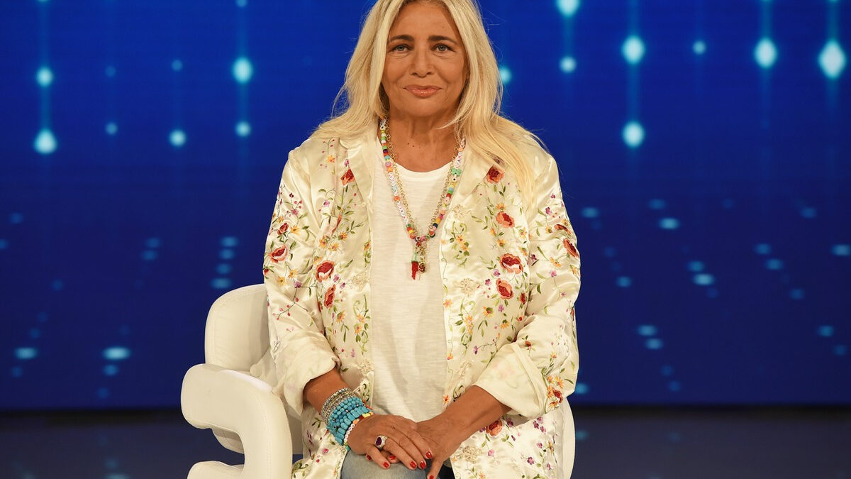 Mara Venier dai Carabinieri dopo il tweet di Mediaset. A TvBlog: “Chi vuol capire, capisce”