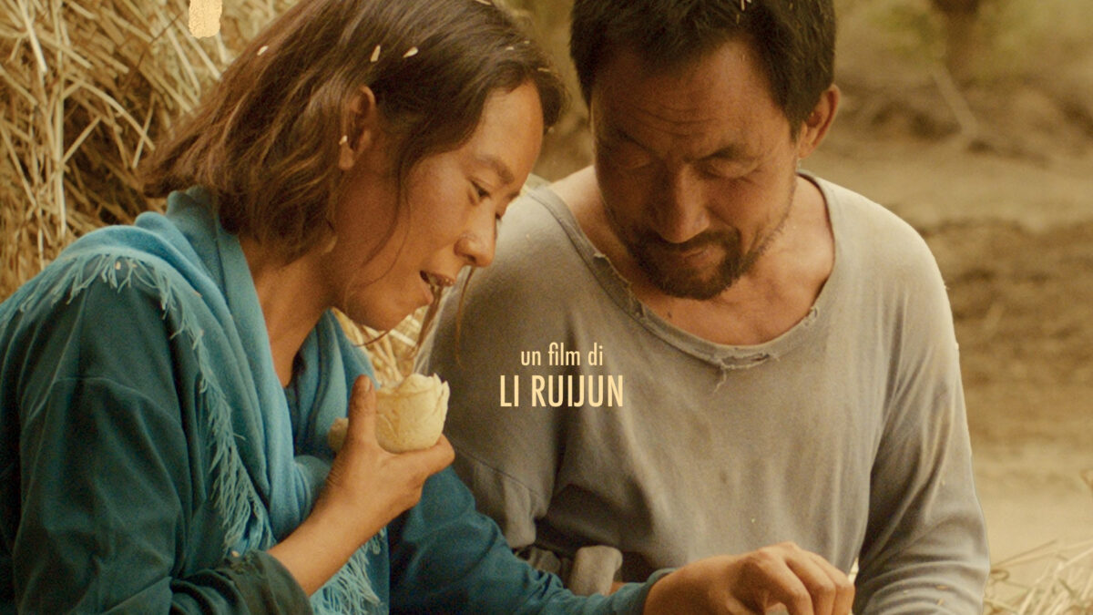 Terra e polvere: trailer italiano del dramma cinese di Li Ruijun (Al cinema dal 30 marzo)