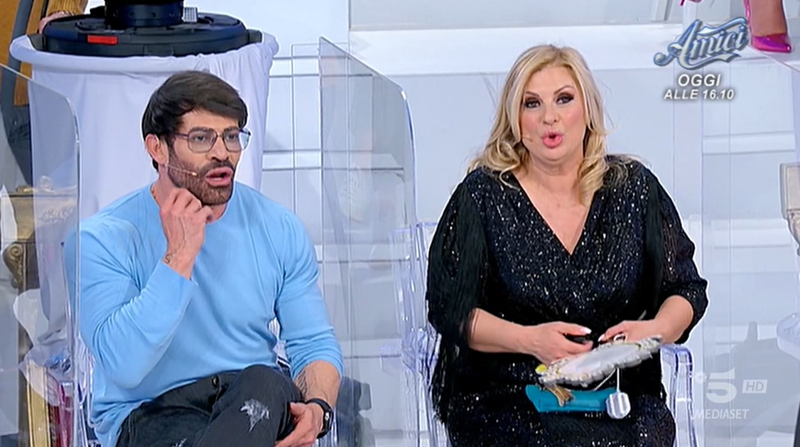 Uomini e Donne, puntata di oggi 13 marzo 2023: Riccardo ci riprova con Roberta, Alessio Campoli non si presenta in esterna