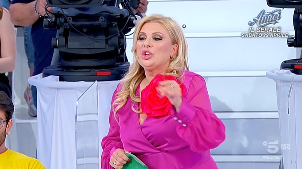Uomini e Donne, Elio contro Tina: “Prenderò i provvedimenti opportuni. Vai a scuola che te la sarai rubata la terza elementare” (video)
