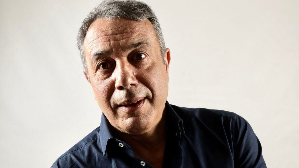 È morto Federico Salvatore: il cantautore aveva solo 63 anni