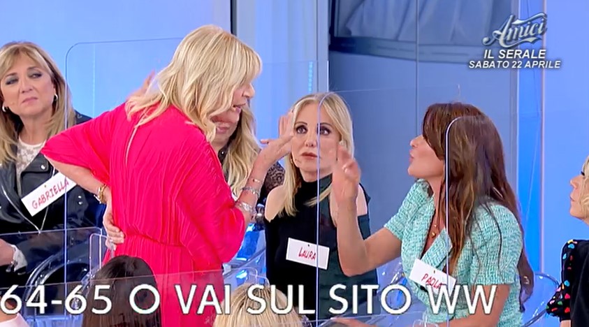 Uomini e Donne, Paola attacca Gemma: “Elio vorrebbe una donna ‘affamata’ come te” (video)