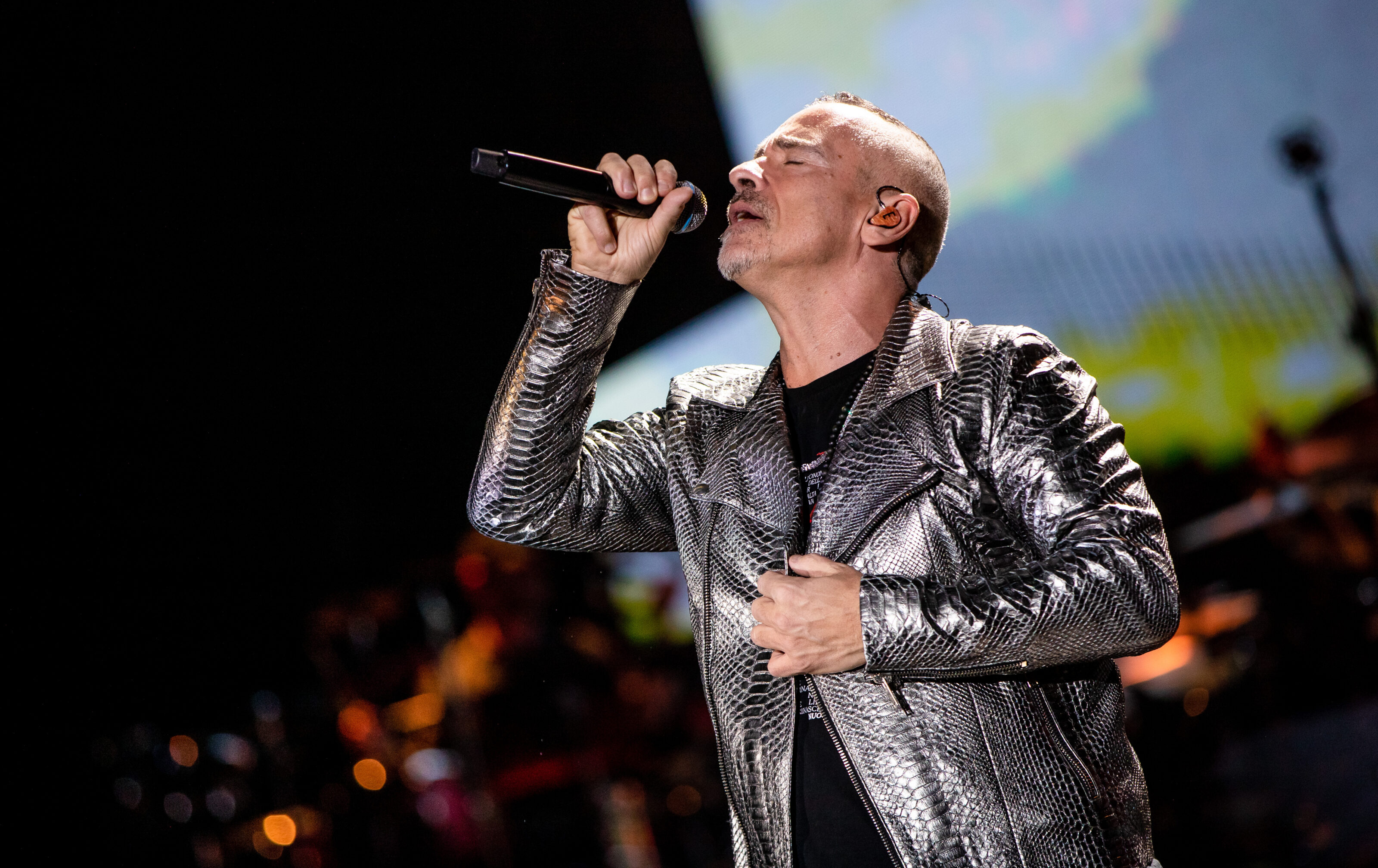 Concerto 7 aprile 2023 a Roma, Eros Ramazzotti live: la scaletta delle canzoni e info biglietti