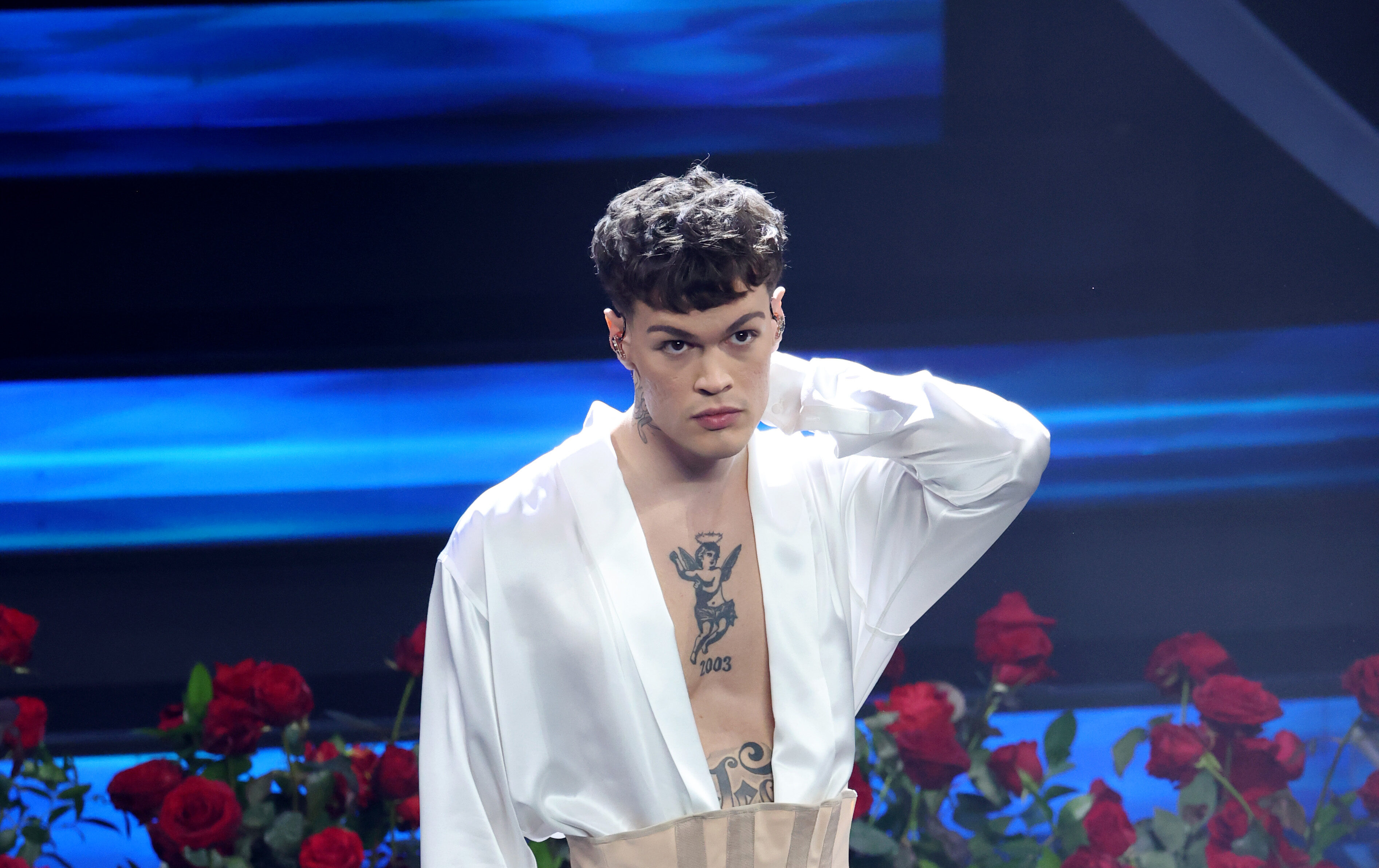 Blanco racconta cosa è successo a Sanremo e replica alla polemica sulle rose: “Hanno giocato su questo incidente che ha fatto una hype incredibile”