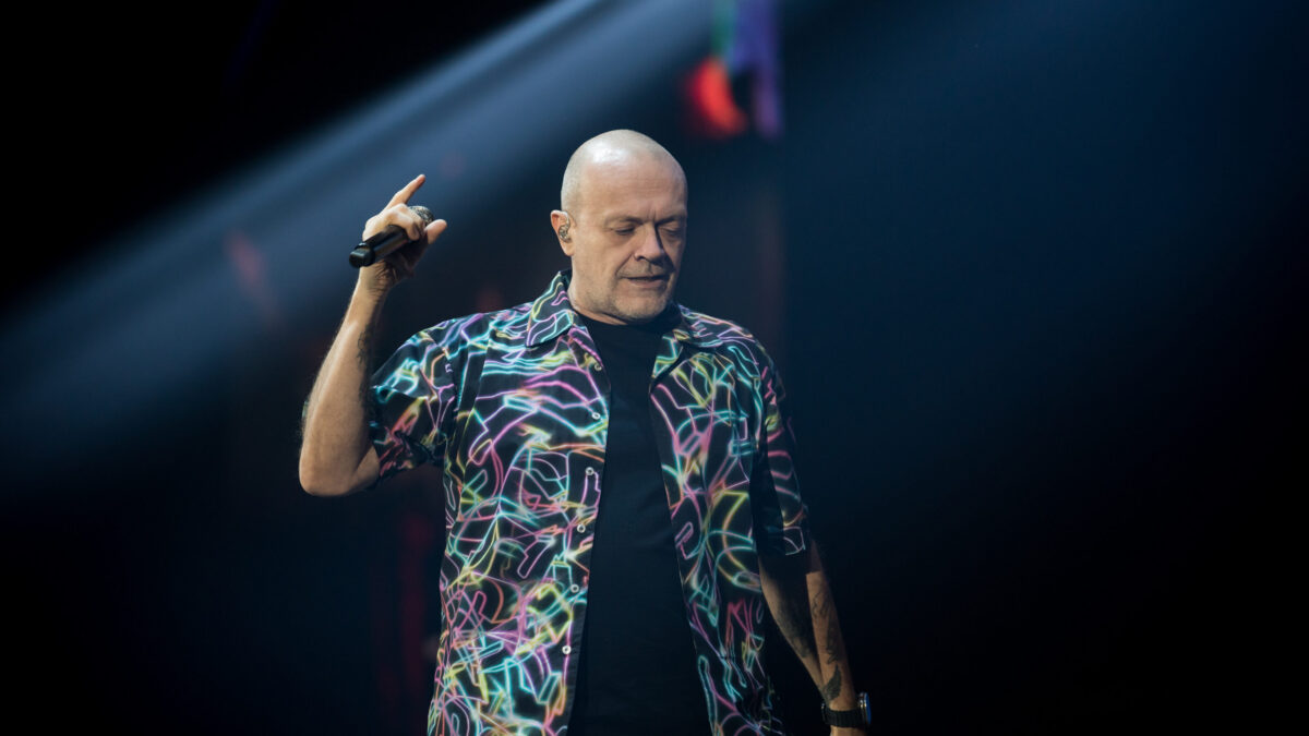 Concerto 26 aprile 2023, Max Pezzali a Livorno: la scaletta delle canzoni, da “Sei un mito” a “Con un deca”