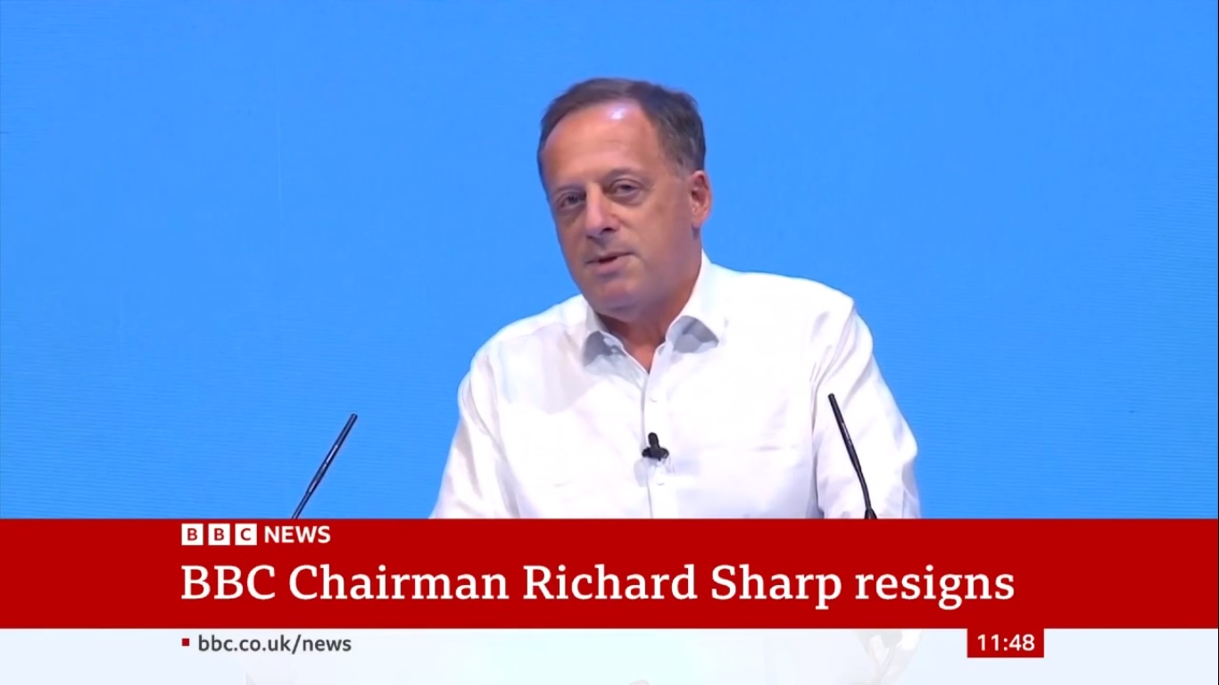 Il Presidente della BBC Richard Sharp si dimette, ha prestato denaro all’ex PM Boris Johnson