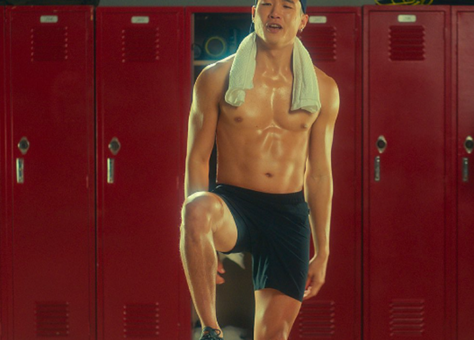 Joel Kim Booster, un talentuoso stand up comedian che finisce per pavoneggiarsi